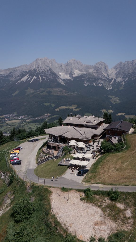 Luisa & Chris, Hochzeit in Tirol im Jezz Almresort in Ellmau, Bild 1