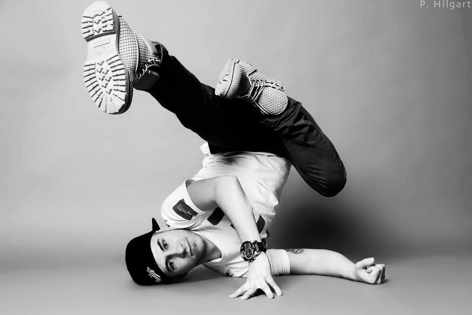 Patrick Barl als Hip-Hop-Tänzer beim Freeze, Schwarzweiß-Foto